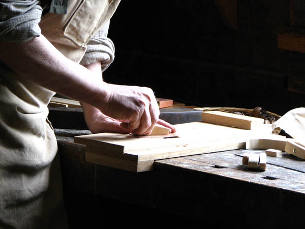 Nacemos de la influencia y formación  heredada en el sector de la <strong>carpintería de madera y ebanistería  en Grazalema.</strong>